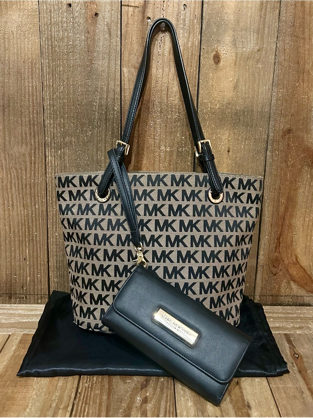 Michael Kors. Jet Set Signature Tote Bag with Free Wristlet & Dust Bag. - Picture 3 of 16